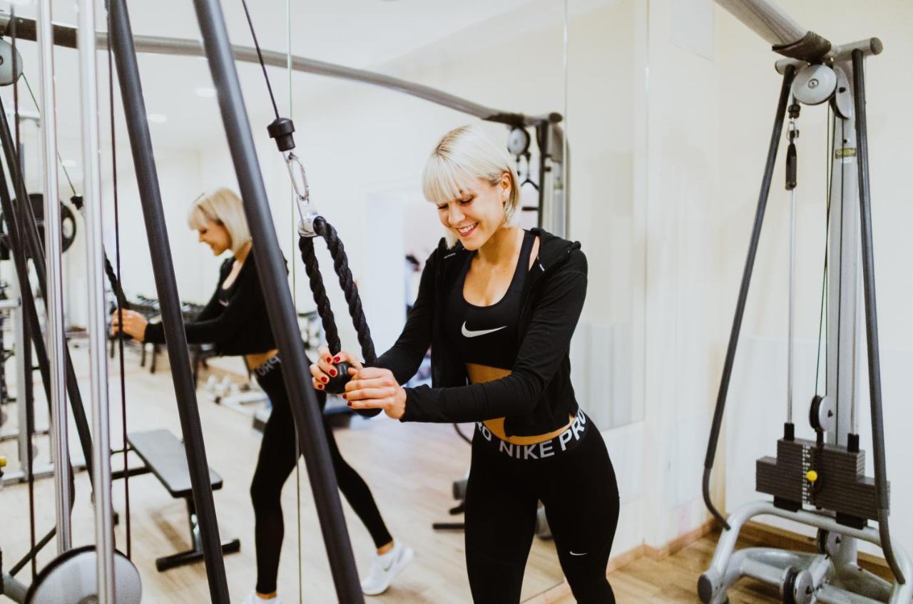 Imlauer Hotel Schloss Pichlarn Айген-ім-Енсталь Екстер'єр фото A woman working out at a gym