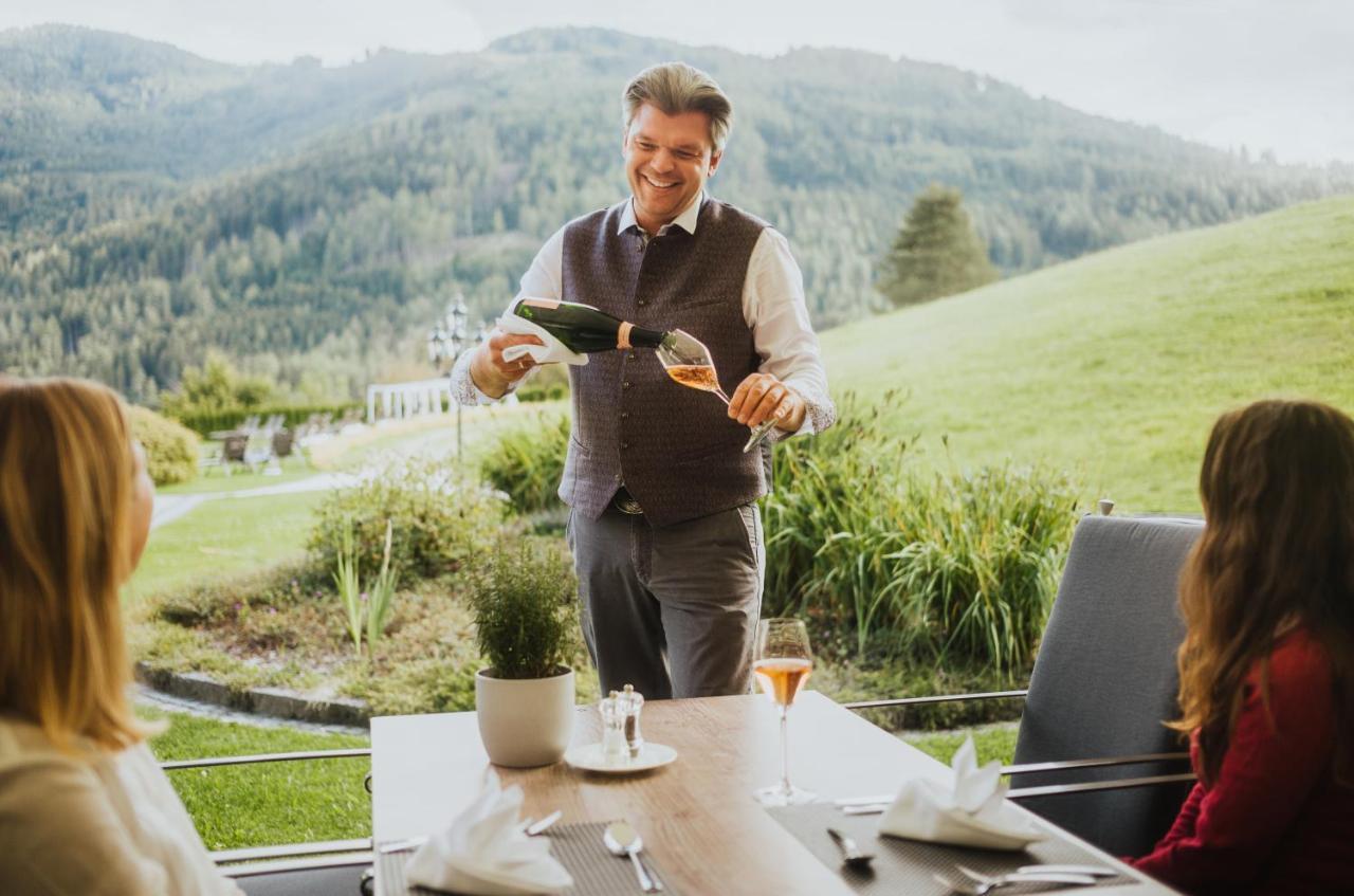 Imlauer Hotel Schloss Pichlarn Айген-ім-Енсталь Екстер'єр фото A waiter serving wine