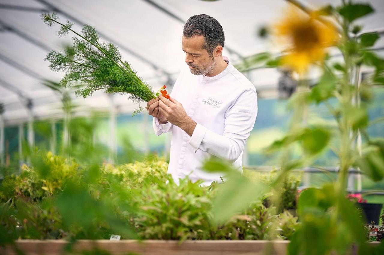 Imlauer Hotel Schloss Pichlarn Айген-ім-Енсталь Екстер'єр фото A chef working in a greenhouse