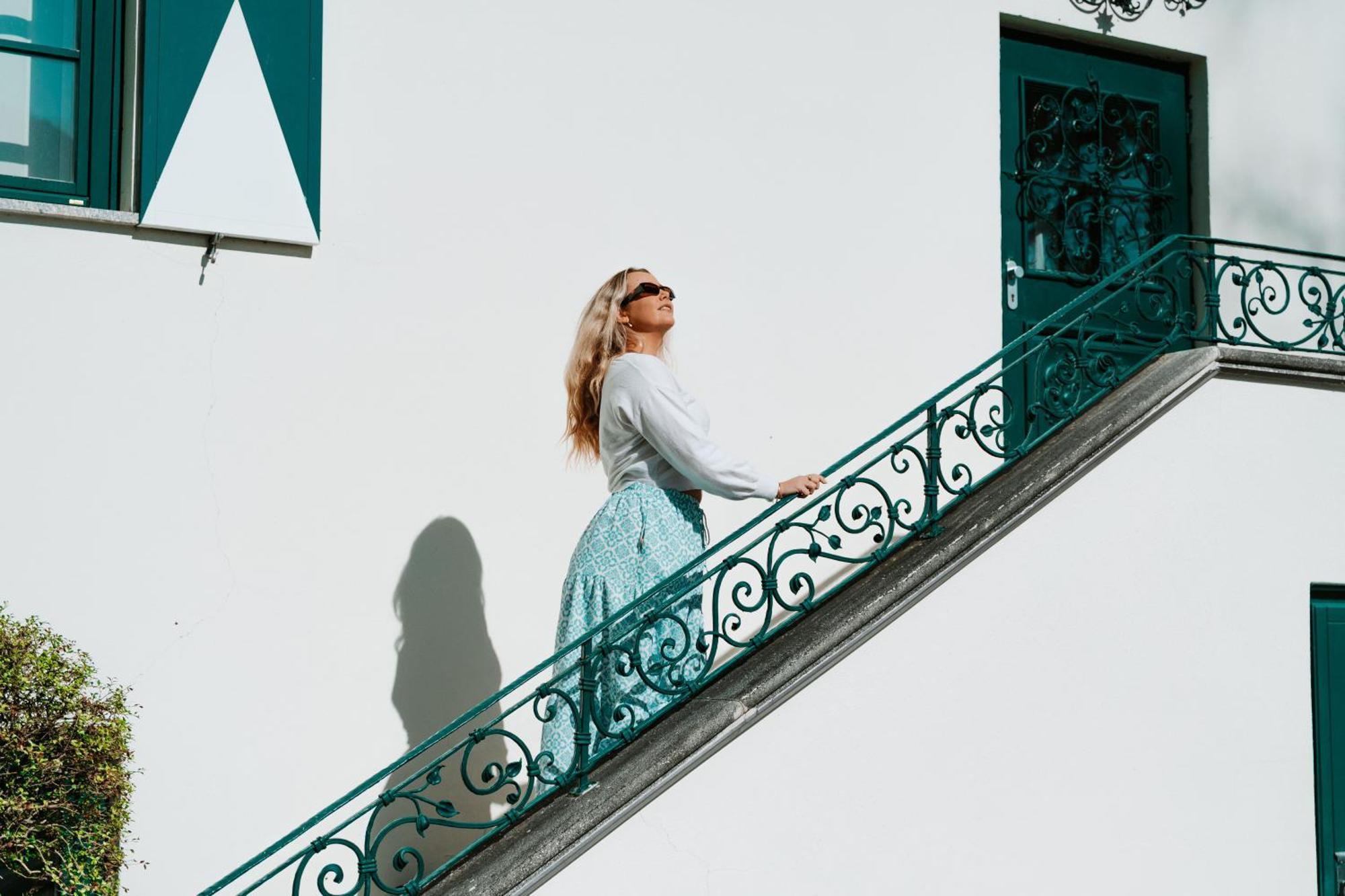 Imlauer Hotel Schloss Pichlarn Айген-ім-Енсталь Екстер'єр фото A woman standing on a staircase