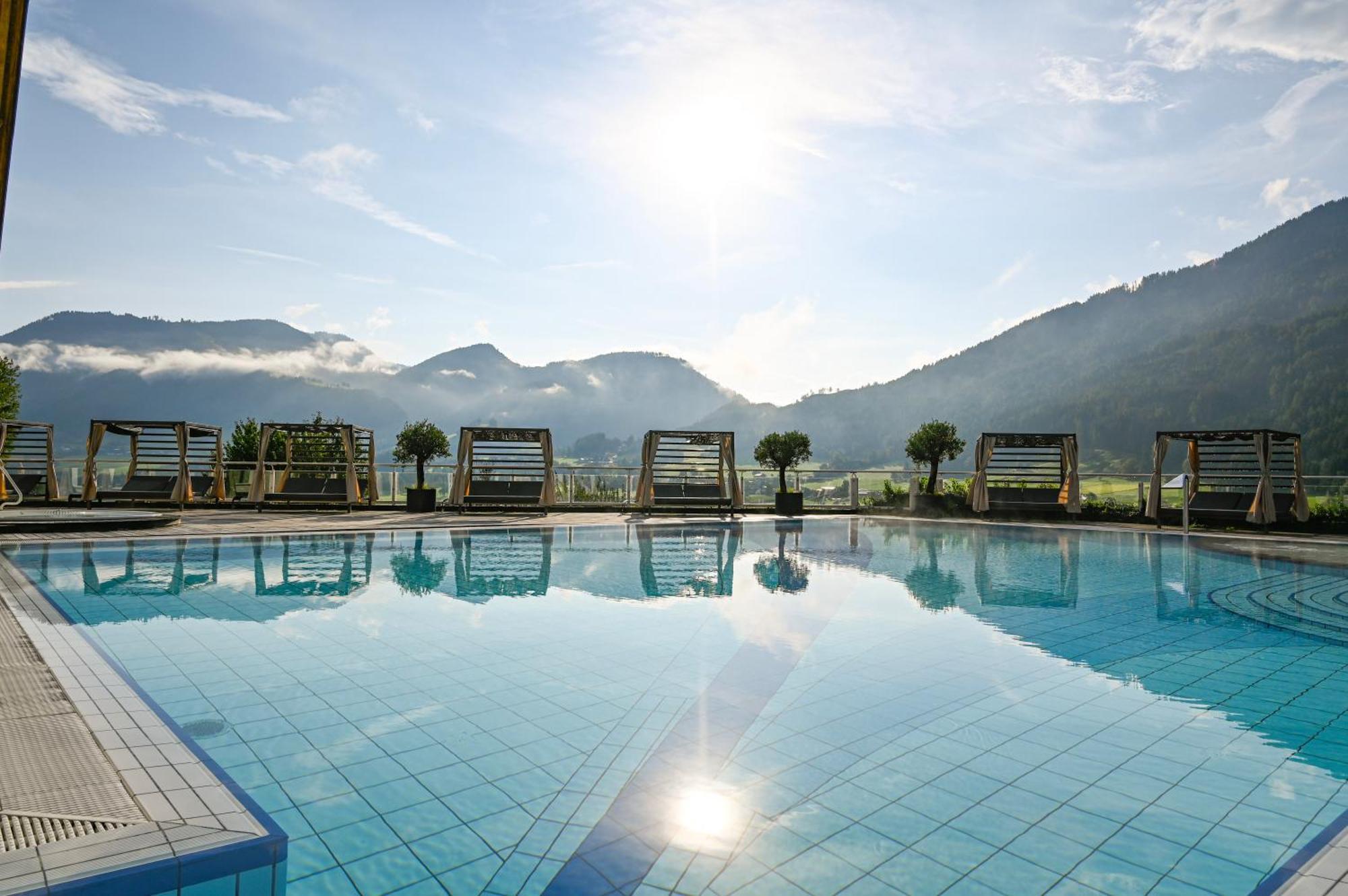 Imlauer Hotel Schloss Pichlarn Айген-ім-Енсталь Екстер'єр фото The outdoor pool at the Aqua Dome